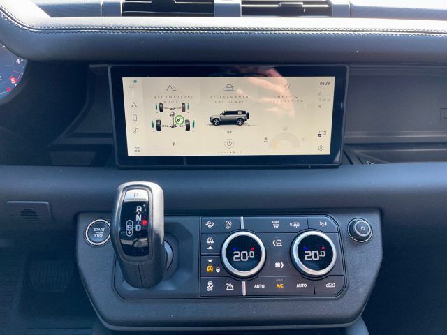 Land Rover Defender 2024