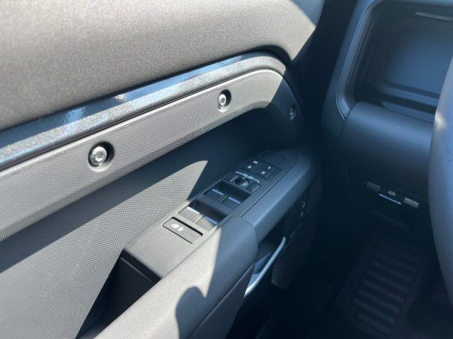 Land Rover Defender 2024