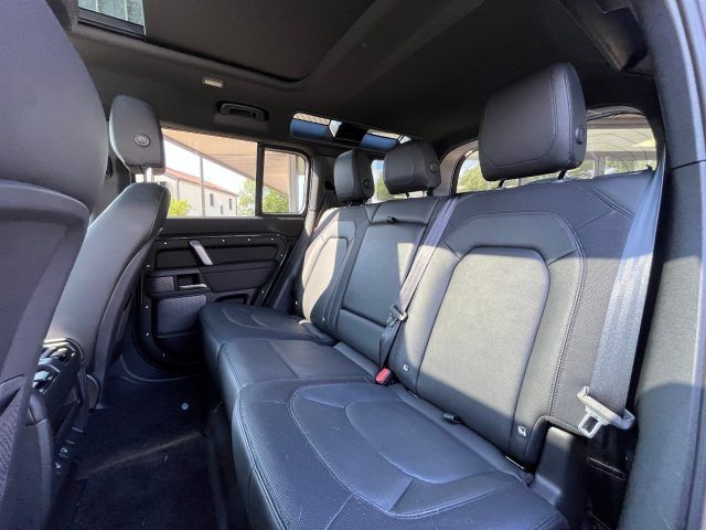 Land Rover Defender 2024