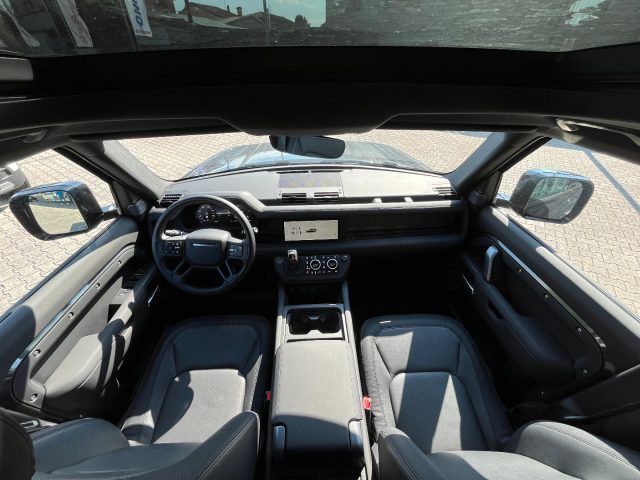 Land Rover Defender 2024