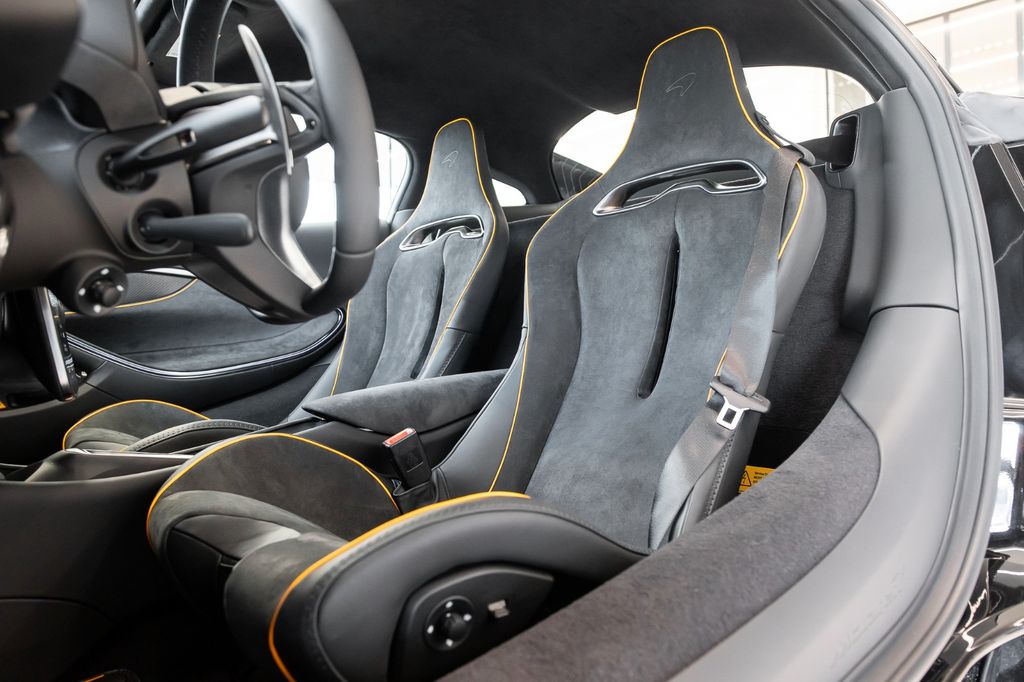 McLaren Artura 2025