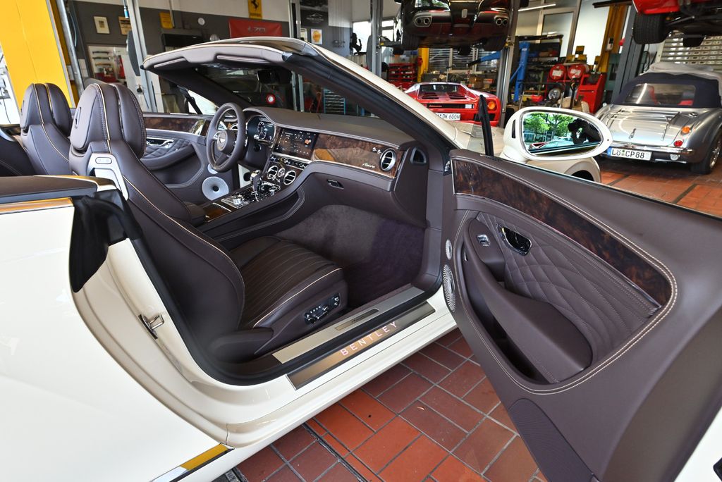 Bentley Continental GTC 2024