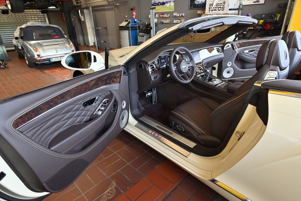 Bentley Continental GTC 2024