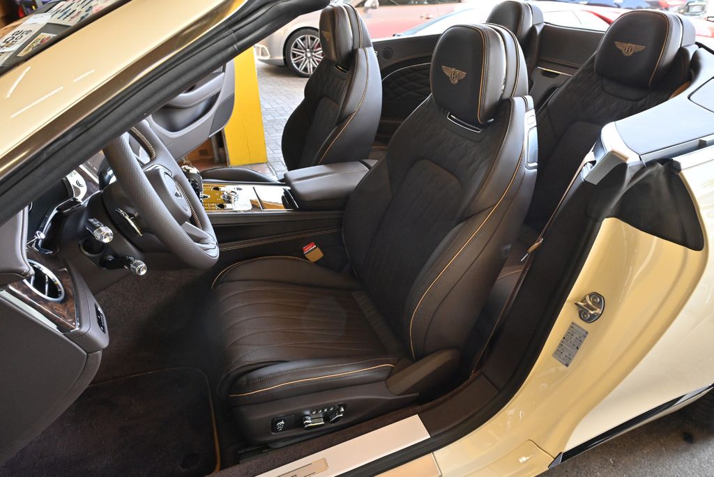 Bentley Continental GTC 2024