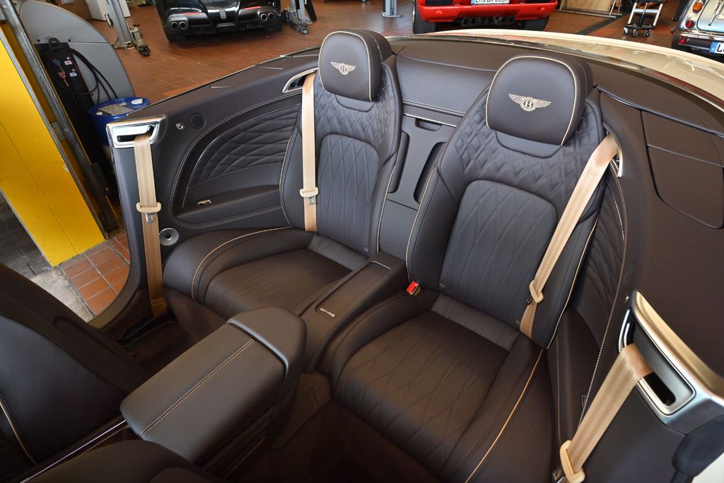 Bentley Continental GTC 2024