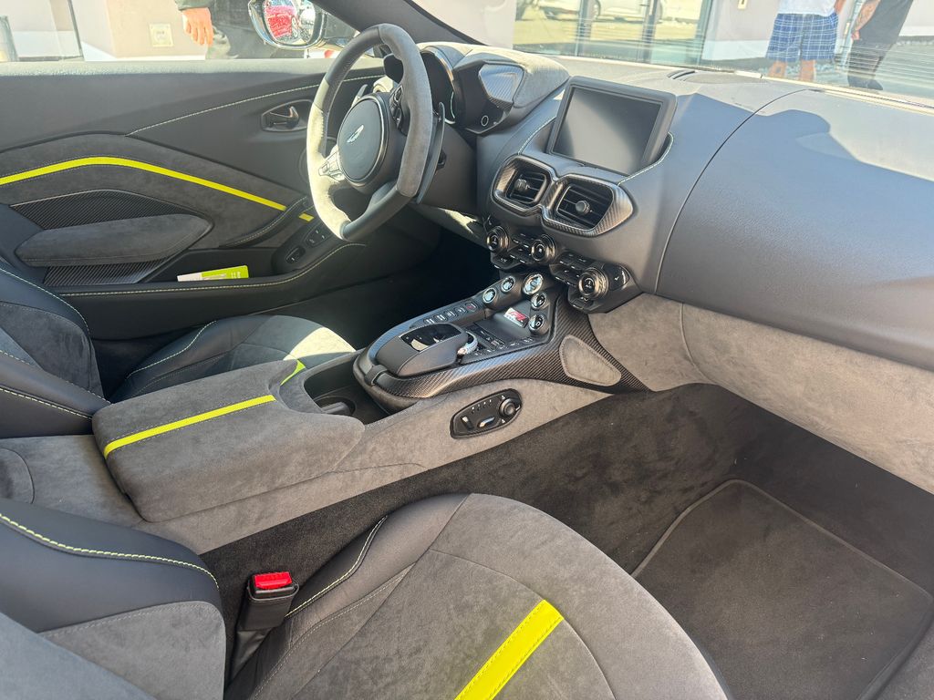 Aston Martin V8 Vantage 2022