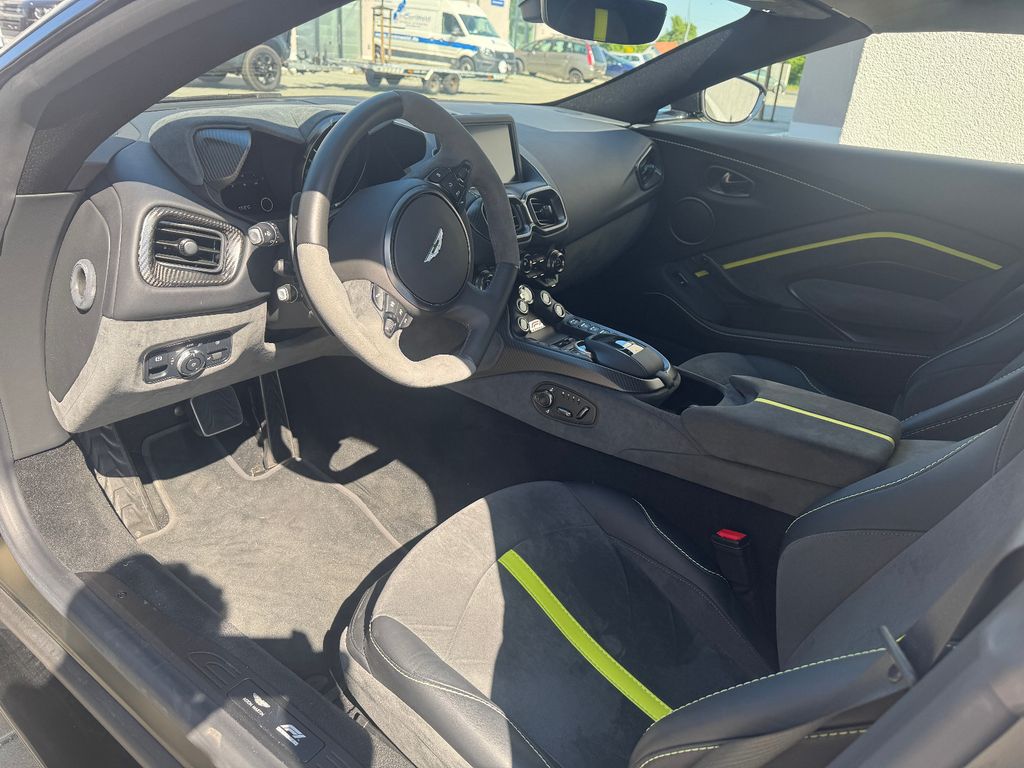 Aston Martin V8 Vantage 2022