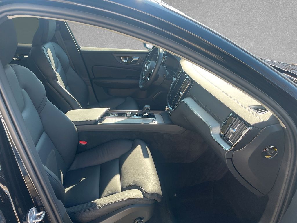 Volvo V60 Cross Country 2023