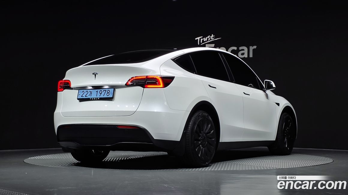 Tesla Model Y 2024