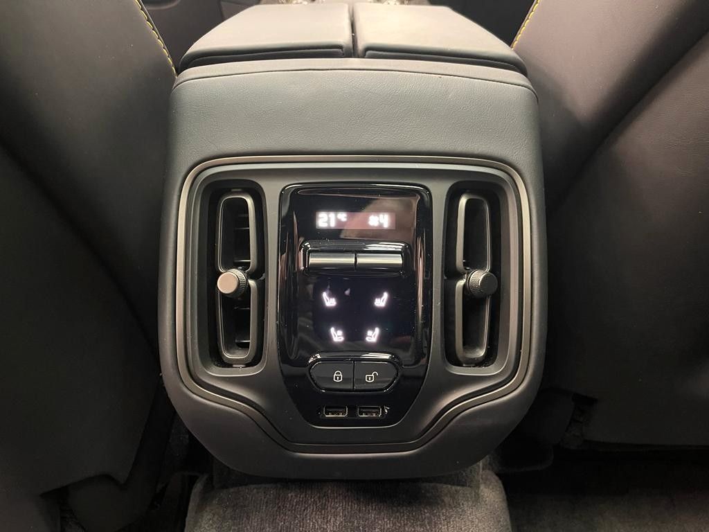 Aston Martin DBX 2023