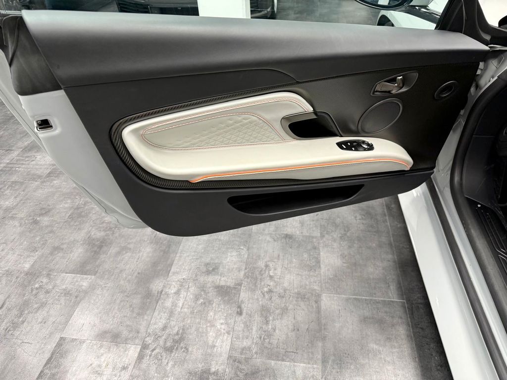 Aston Martin DBS 2023