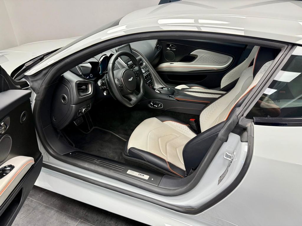 Aston Martin DBS 2023