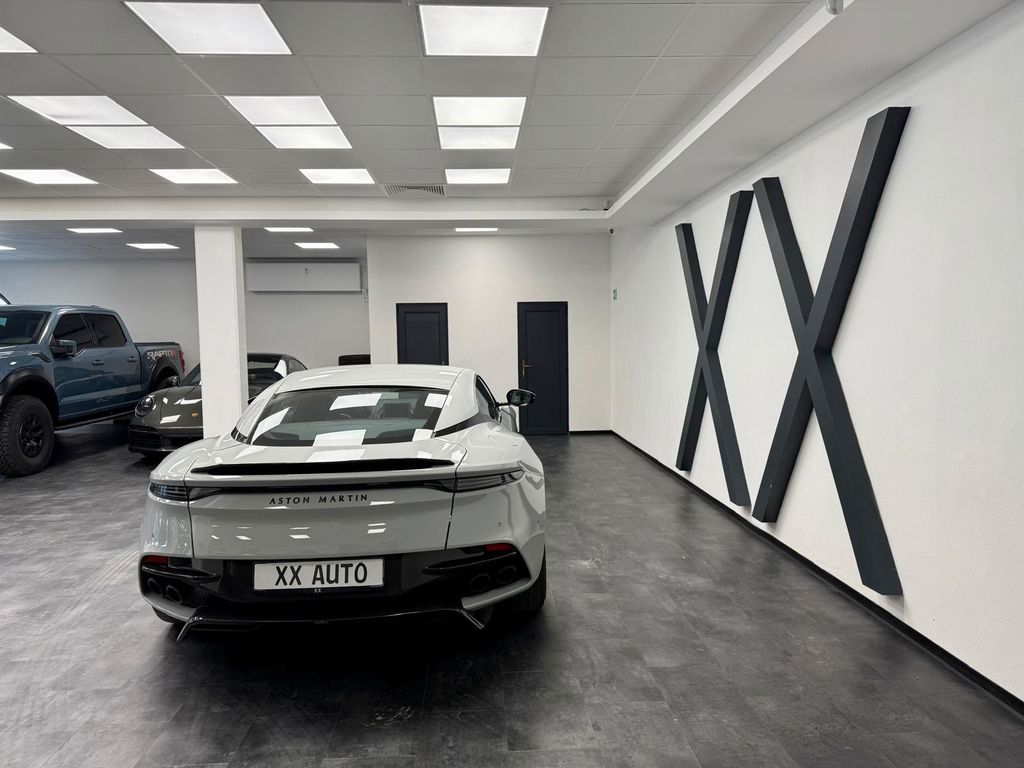Aston Martin DBS 2023
