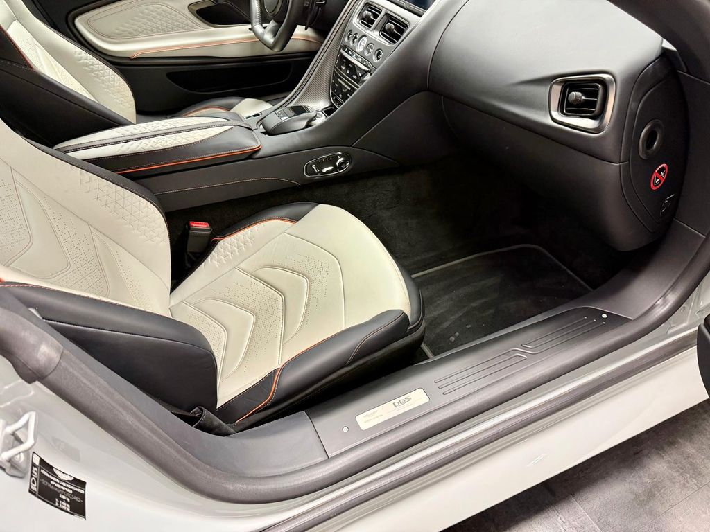 Aston Martin DBS 2023