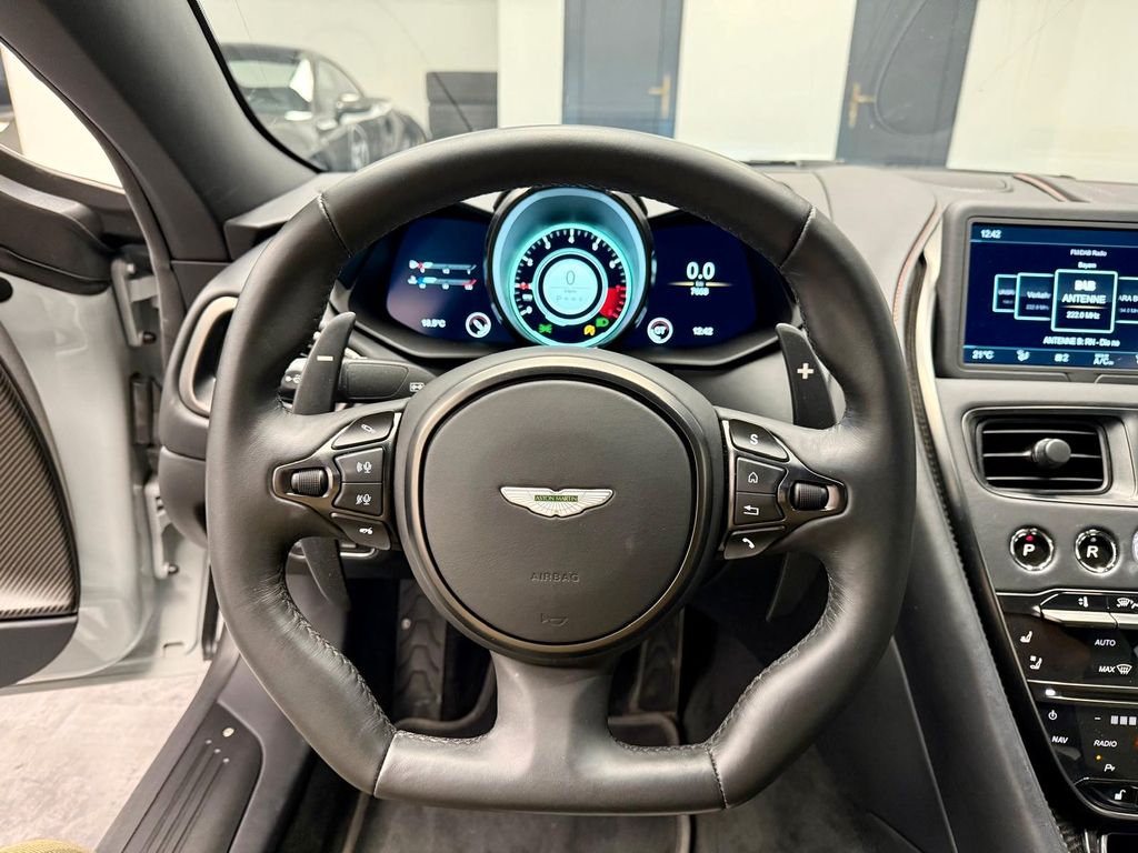 Aston Martin DBS 2023