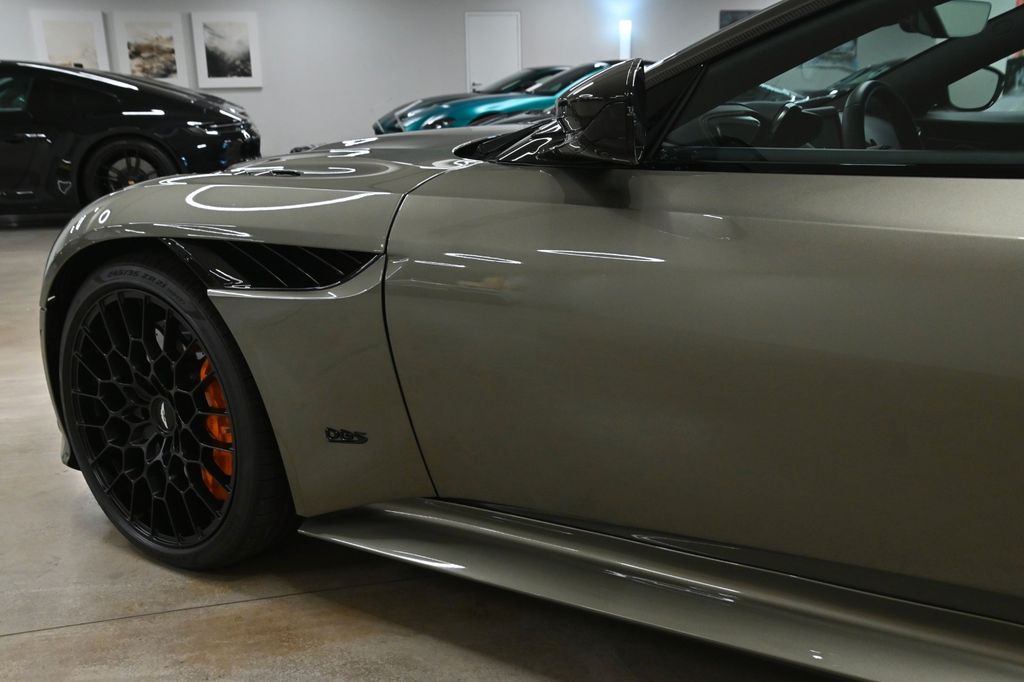 Aston Martin DBS 2023