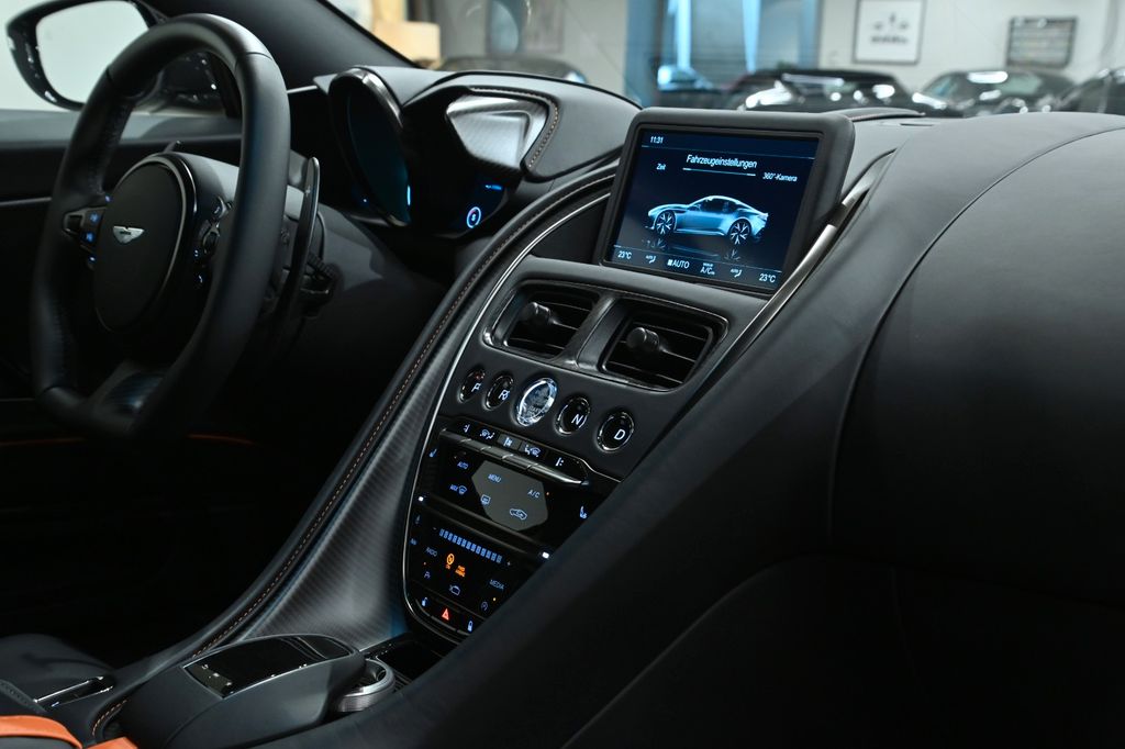 Aston Martin DBS 2023