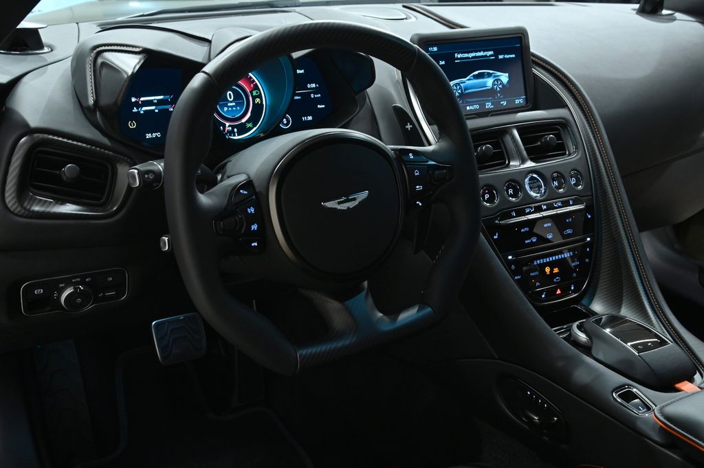 Aston Martin DBS 2023