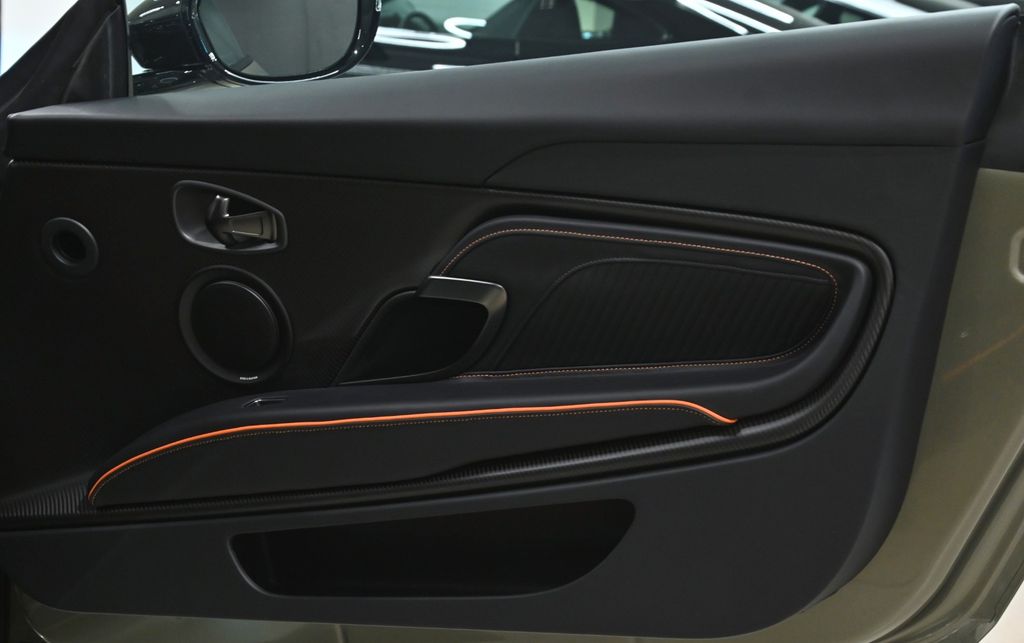 Aston Martin DBS 2023