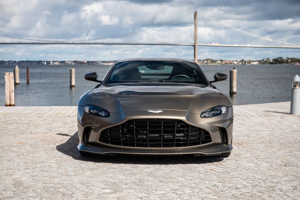Aston Martin V12 Vantage 2022