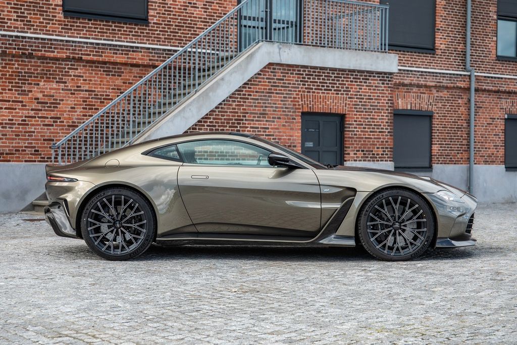 Aston Martin V12 Vantage 2022