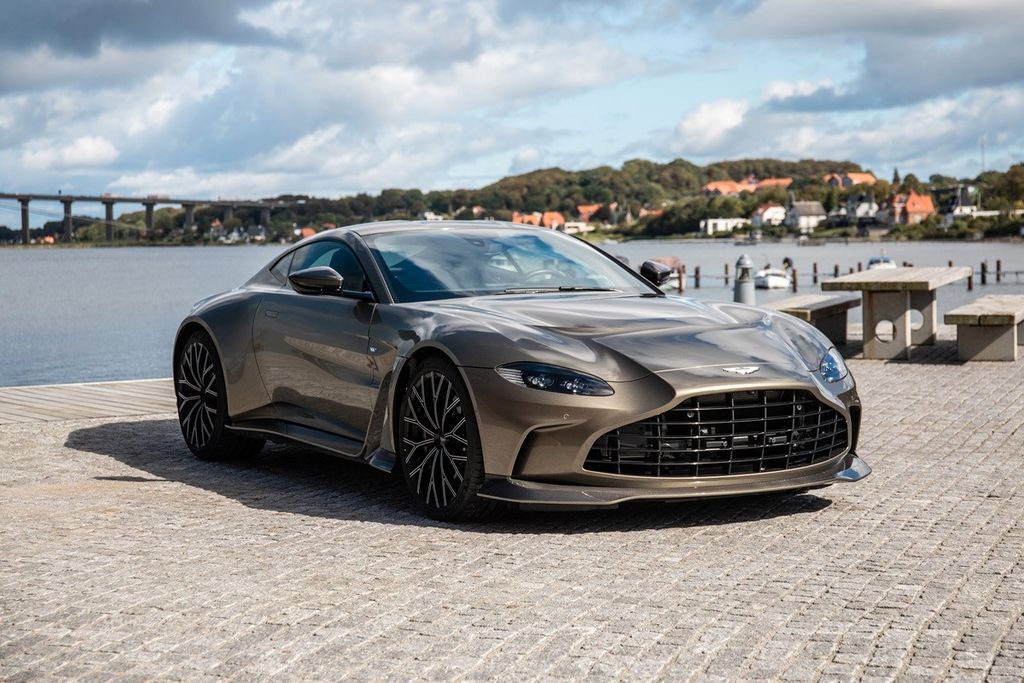 Aston Martin V12 Vantage 2022