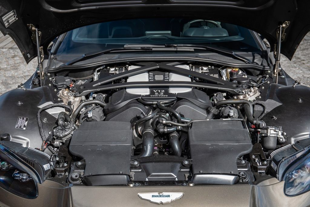 Aston Martin V12 Vantage 2022