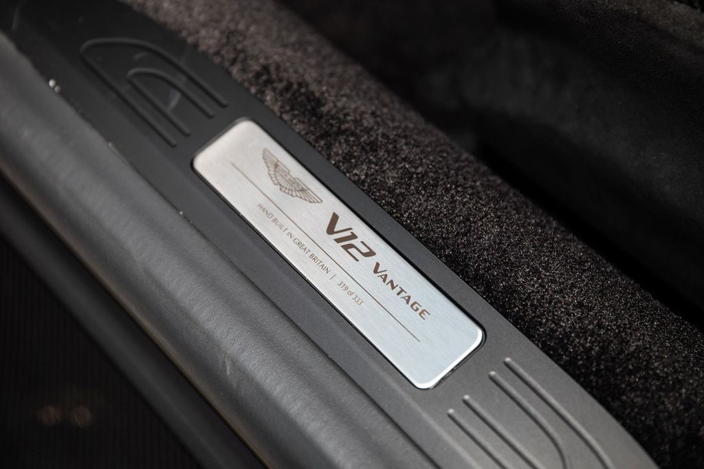 Aston Martin V12 Vantage 2022