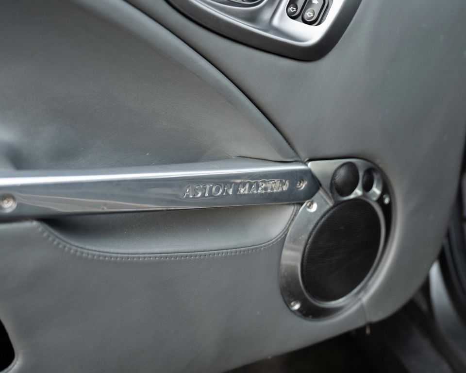 Aston Martin Vanquish 2003