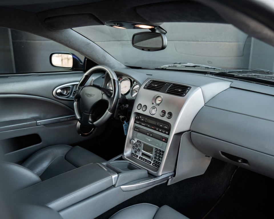 Aston Martin Vanquish 2003