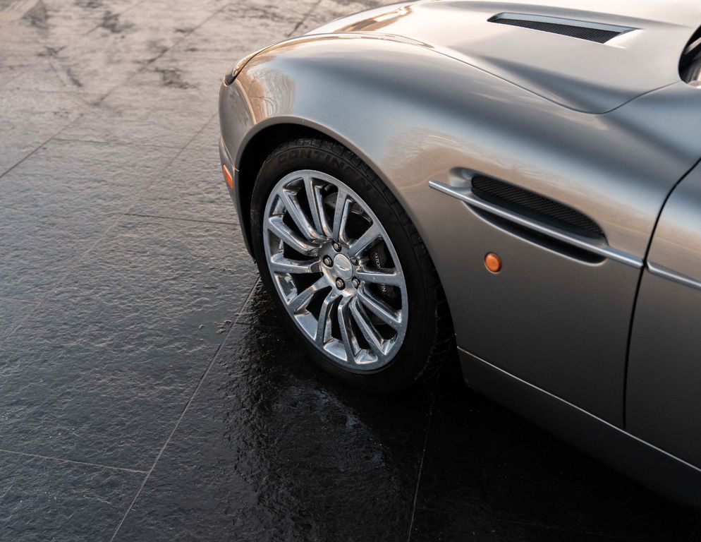 Aston Martin Vanquish 2003