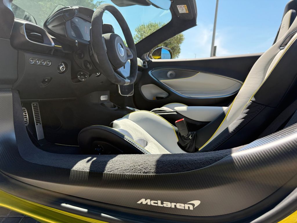McLaren Artura 2025