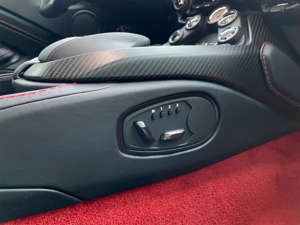 Aston Martin V12 Vantage 2022