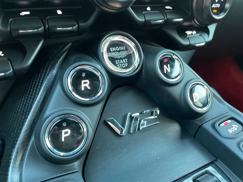 Aston Martin V12 Vantage 2022