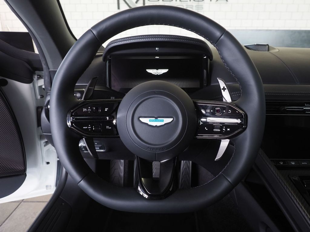 Aston Martin DB12 2024