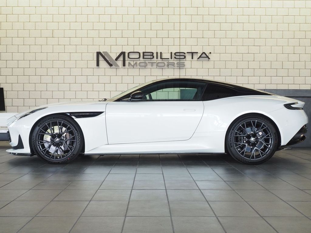 Aston Martin DB12 2024