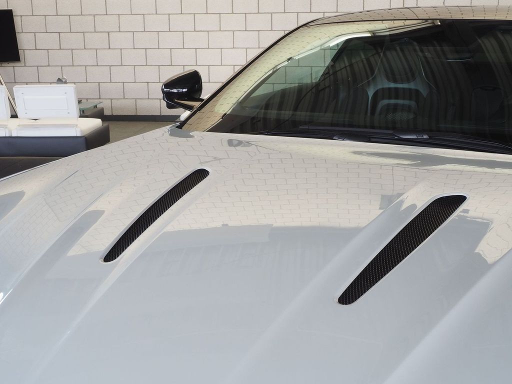 Aston Martin DB12 2024
