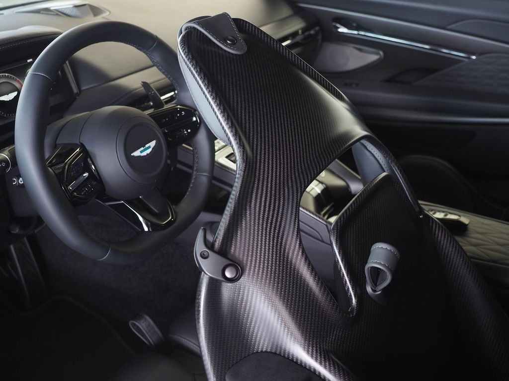 Aston Martin DB12 2024