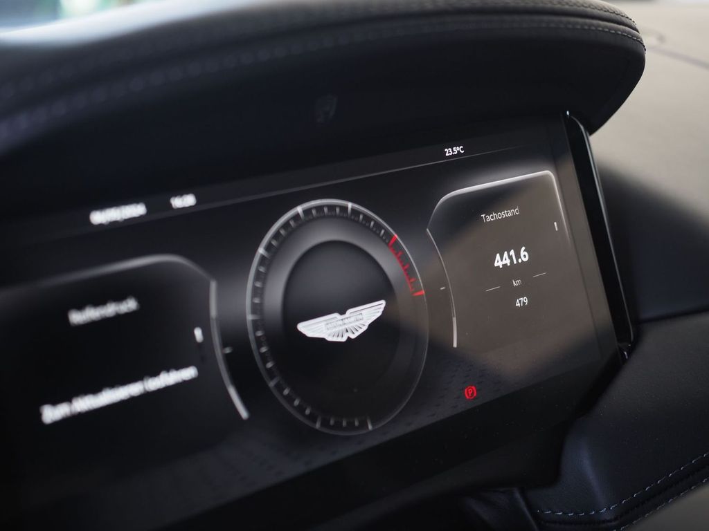 Aston Martin DB12 2024