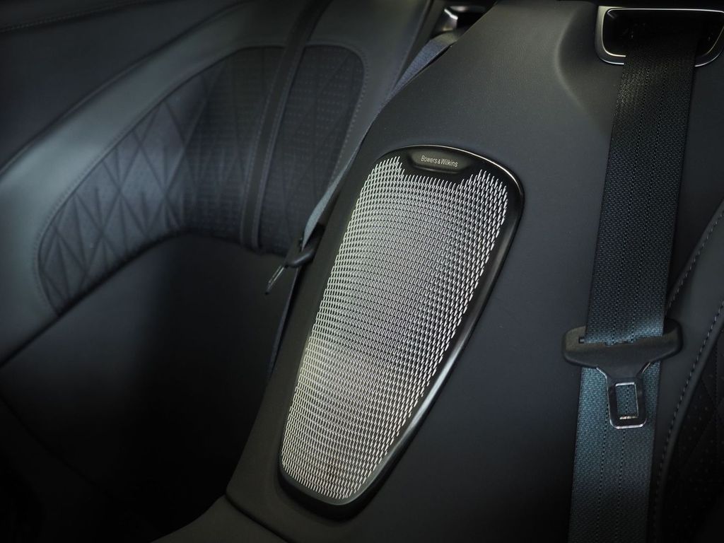 Aston Martin DB12 2024