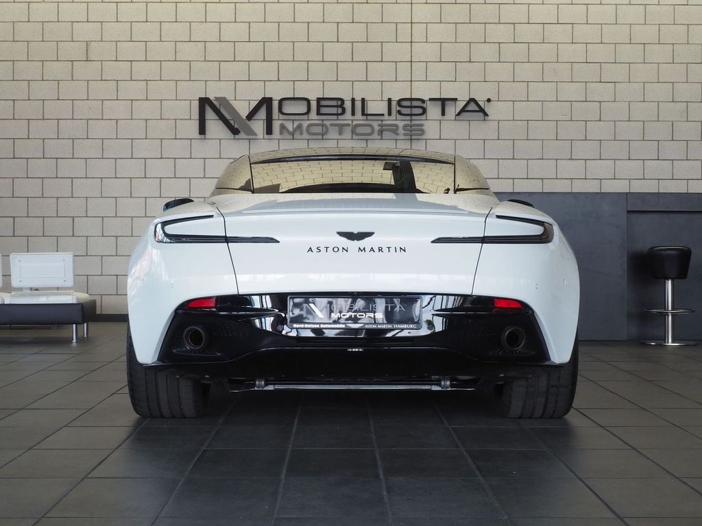 Aston Martin DB12 2024