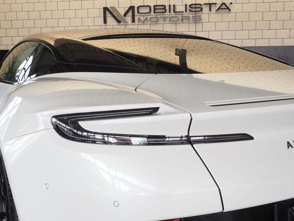 Aston Martin DB12 2024