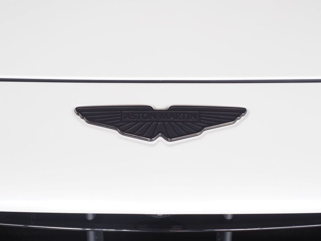 Aston Martin DB12 2024