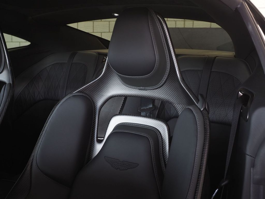 Aston Martin DB12 2024