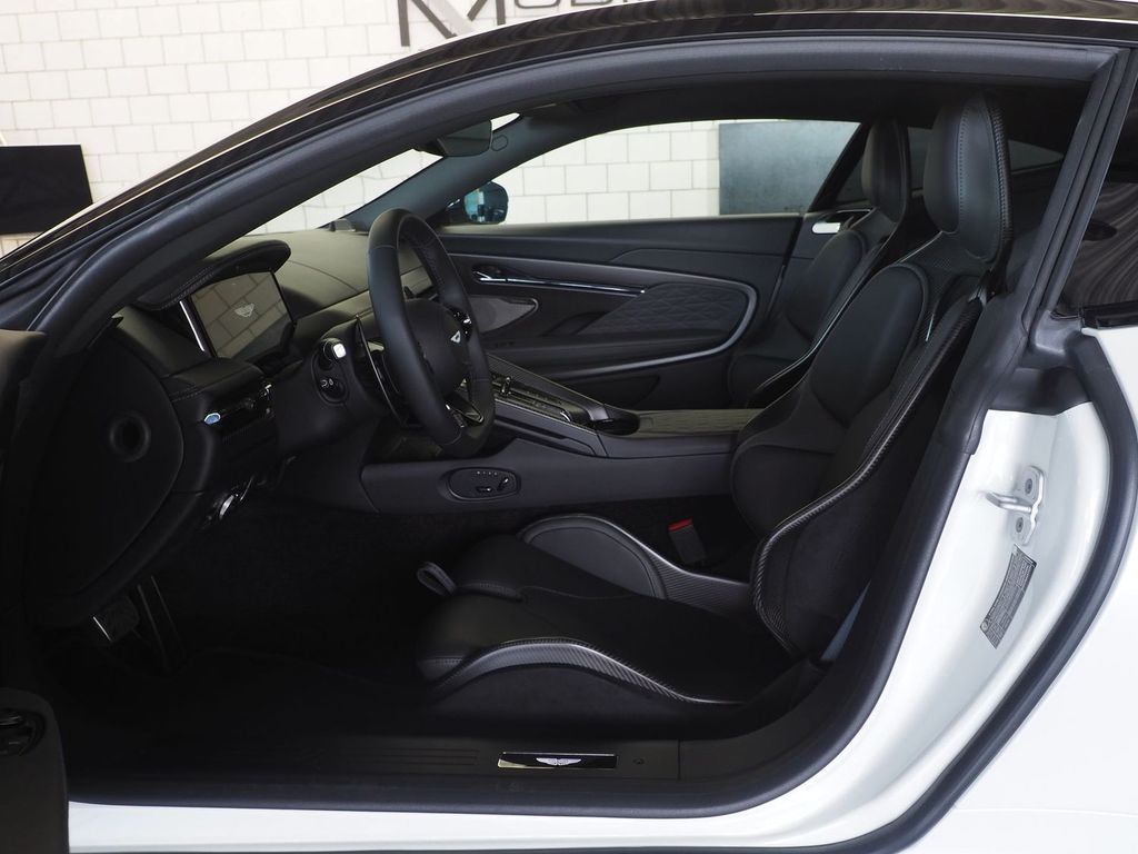 Aston Martin DB12 2024