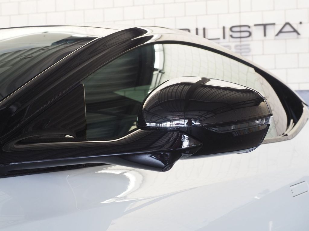 Aston Martin DB12 2024