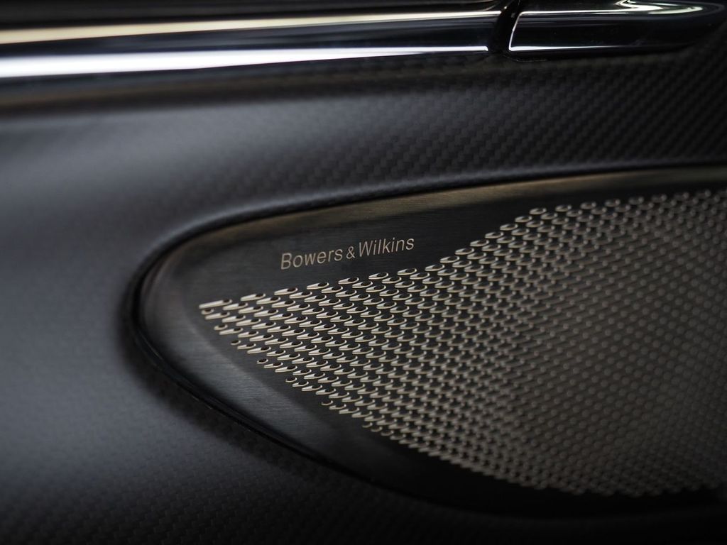 Aston Martin DB12 2024