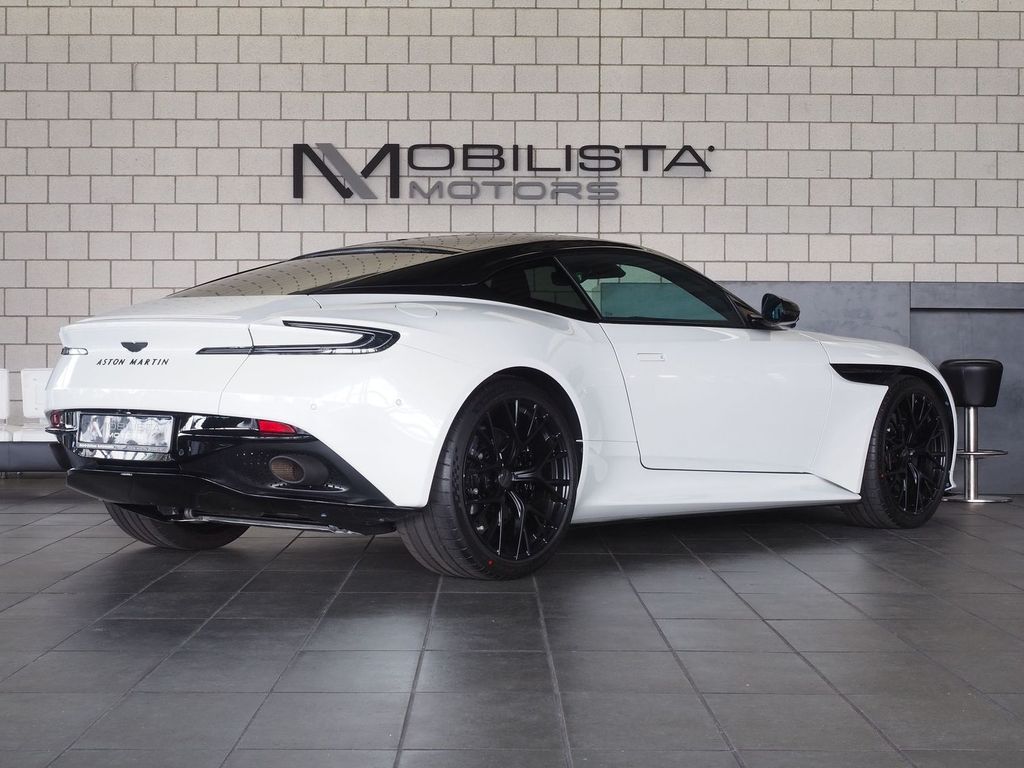 Aston Martin DB12 2024