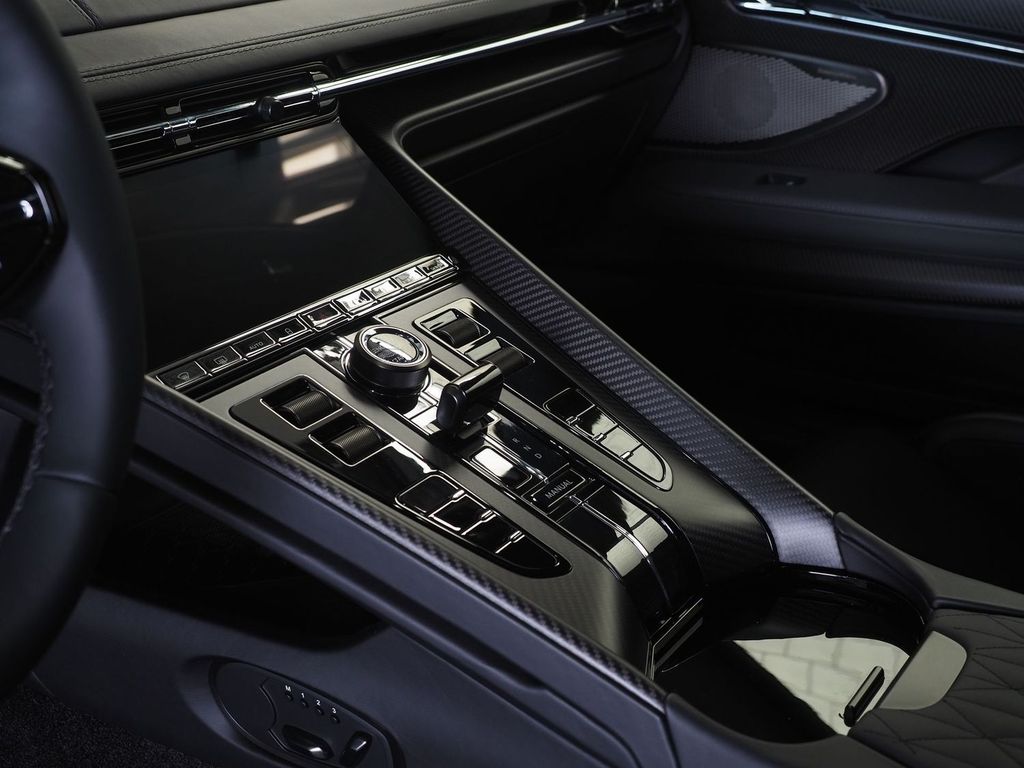 Aston Martin DB12 2024