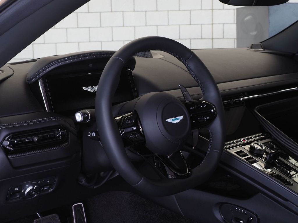 Aston Martin DB12 2024